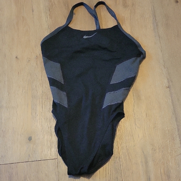 Nike Black And Gray Swim Suit Size 6 - Picture 1 of 4